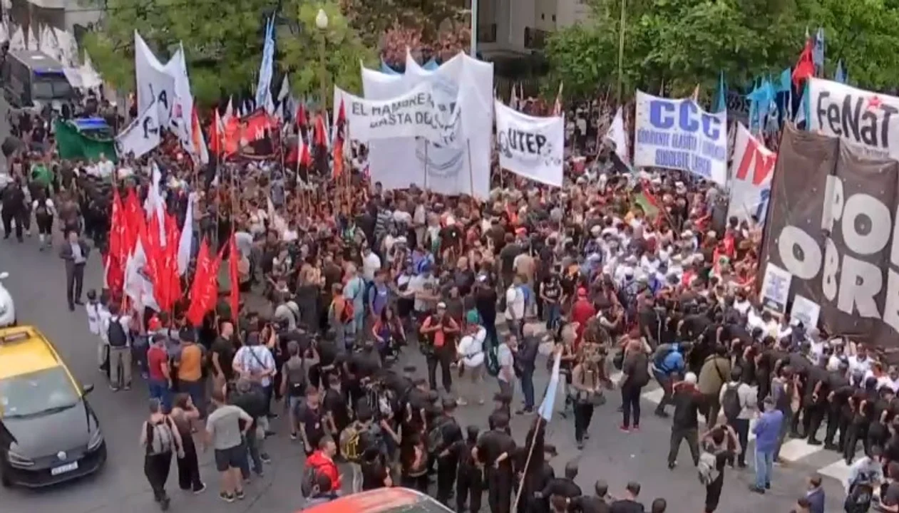 Tensión en la 9 de Julio: movimientos sociales protestan contra el Gobierno y reclaman asistencia a comedores