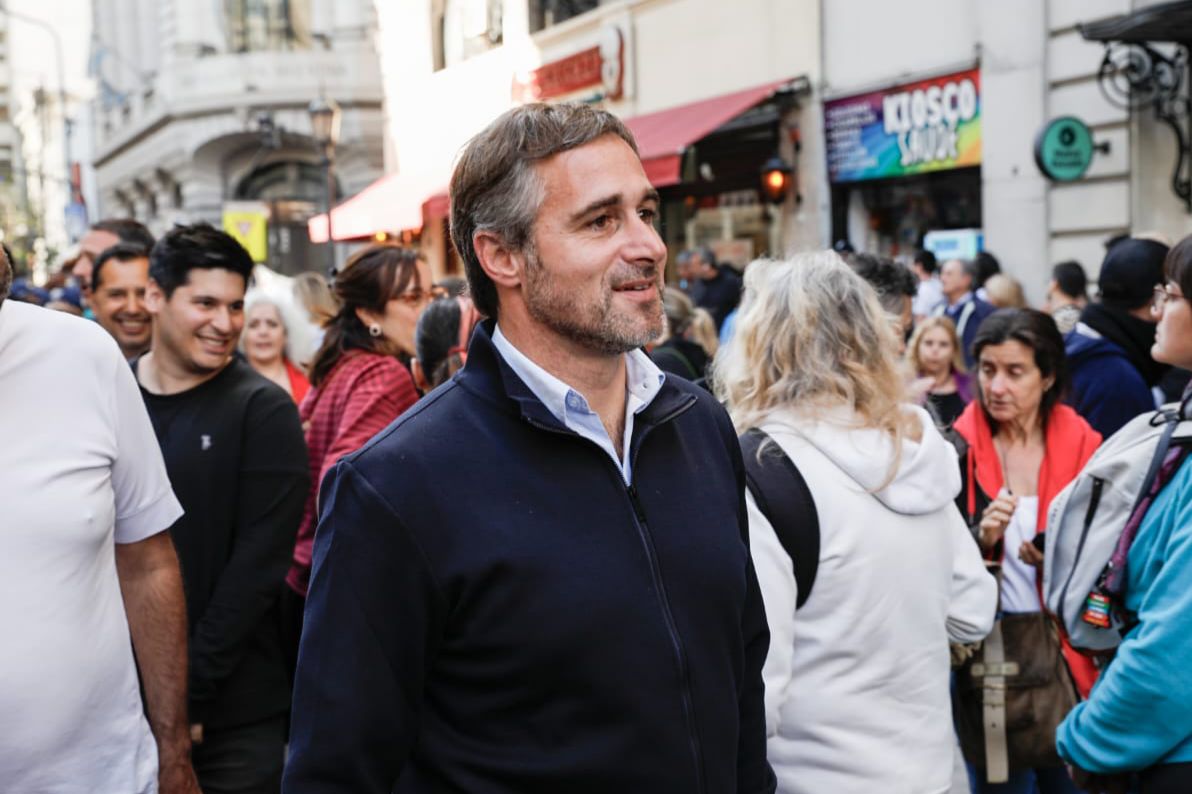 Achával marchó junto a los estudiantes en defensa de la Universidad Pública