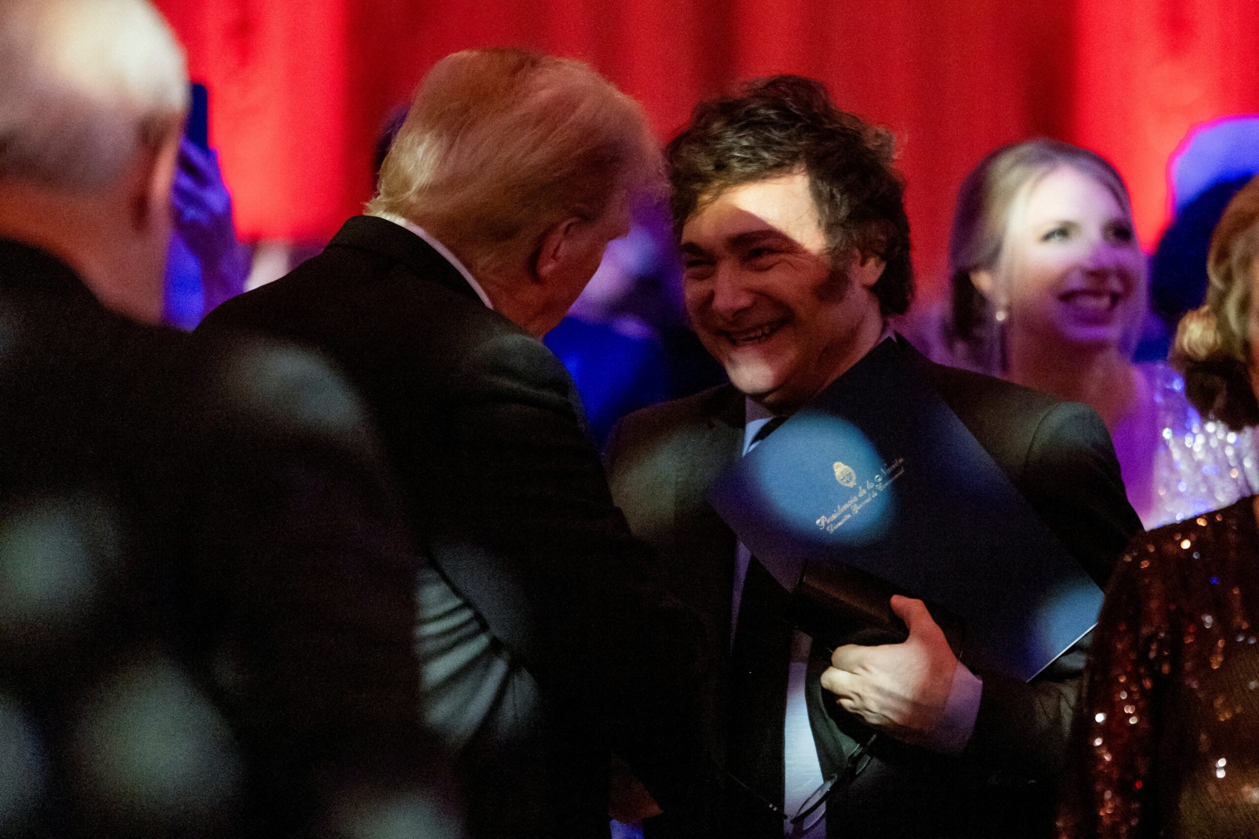 La Argentina, a contramano del “efecto Trump”: por el fortalecimiento mundial del dólar, ya se fueron USD 5.000 millones de los mercados emergentes