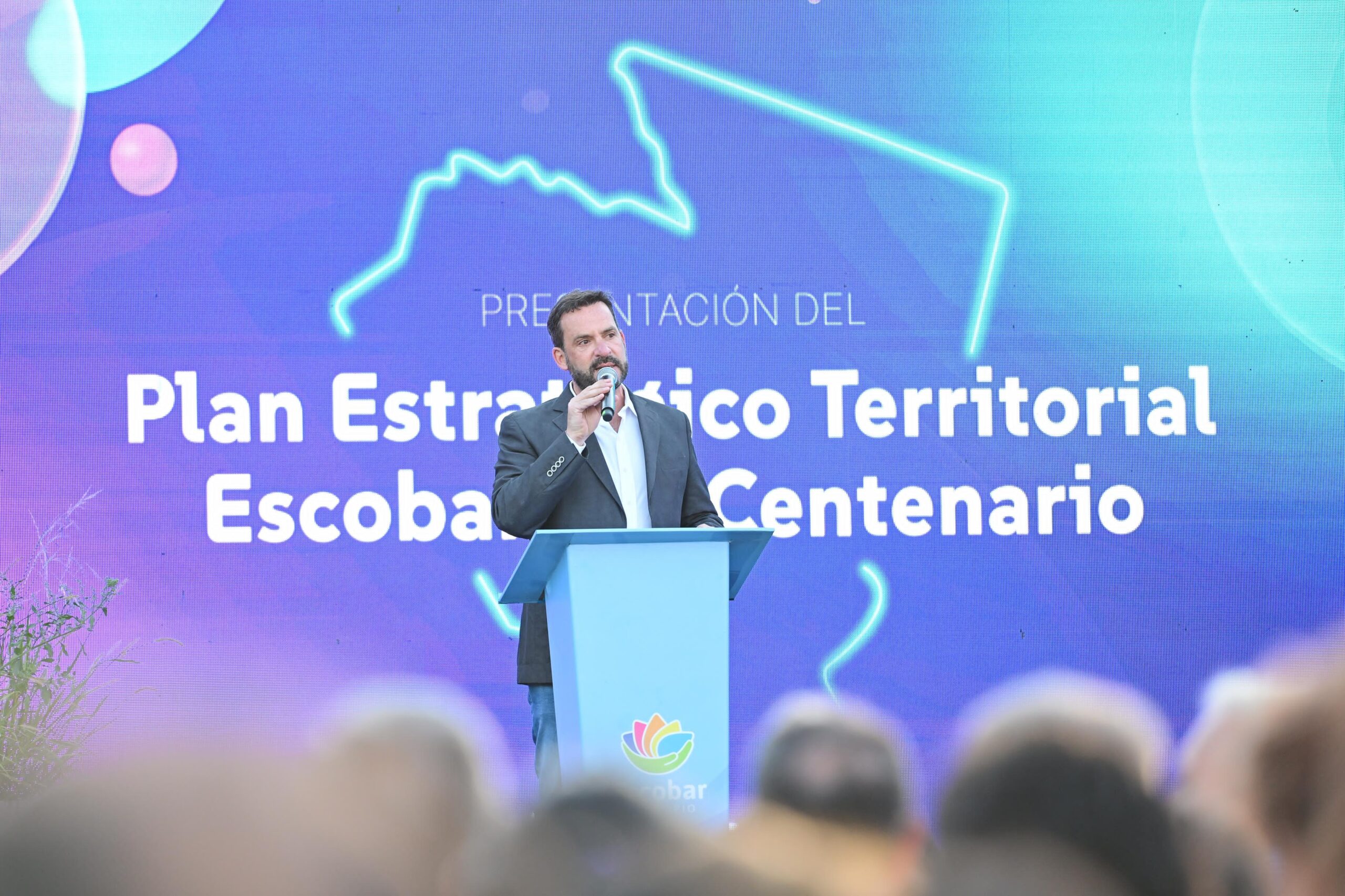 Sujarchuk entregó la documentación del Plan Estratégico al HCD