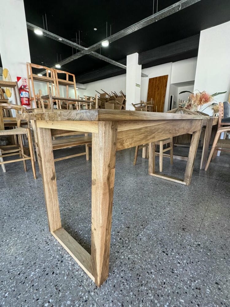 Mesa Petiribi Maciza con base diseño en "C" - Imagen 3