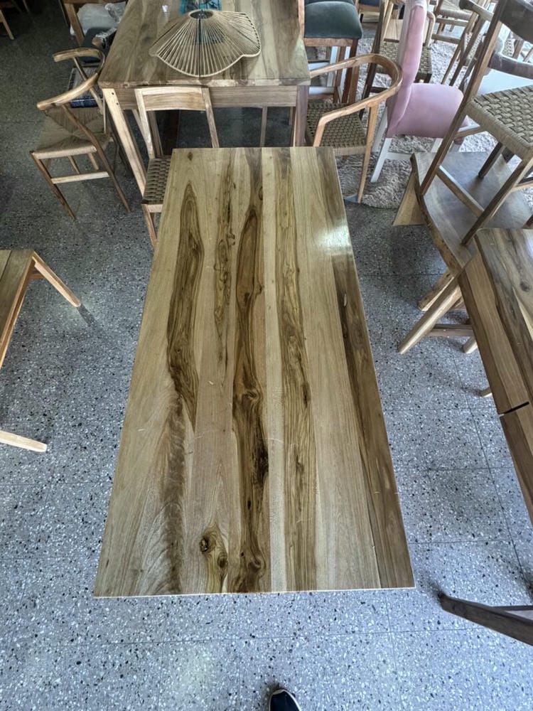 Mesa Petiribi Maciza con base diseño en "C" - Imagen 4